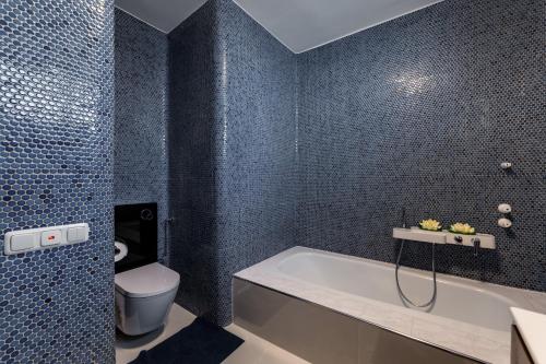 Koupelna v ubytování Apartment with heated pool, jacuzzi, near nice beach - by TRAVELER tourist agency Krk - ID 2682