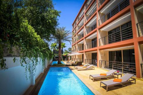ナイハーンビーチにあるRawai Beach - 1 BR Cozy Condoの建物前スイミングプール像
