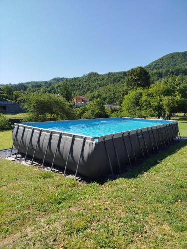 una gran piscina en un campo de césped en Agriturismo I FIORI, en Cassanesi