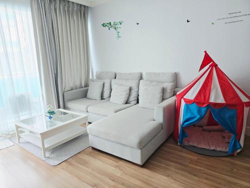 - un salon avec un canapé et une tente dans l'établissement My Resort Hua Hin by Skystar, à Hua Hin