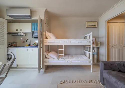 une chambre avec deux lits superposés et une cuisine dans l'établissement Cap d'Antibes Studio et terrasse face à la mer, à Antibes