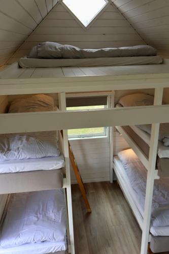 two bunk beds in a tiny house at Aalborg Hytteø in Aalborg