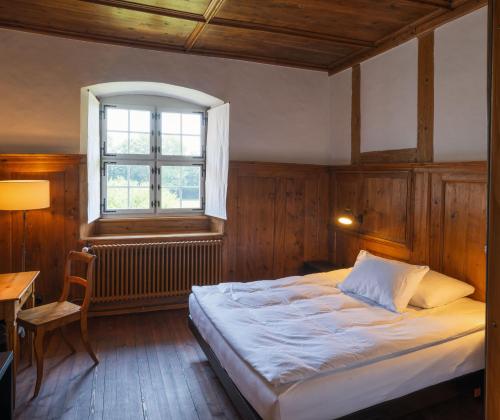 una camera da letto con un letto grande e una finestra di Klosterherberge Solothurn Self Check-in a Solothurn