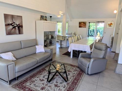 Calme, espace, grand jardin, parkings, 14 persons, 10 min place Conleau