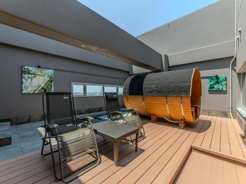 a room with a wooden deck with a wooden barrel at HOTEL felice Osaka -伊丹空港- in Toyonaka