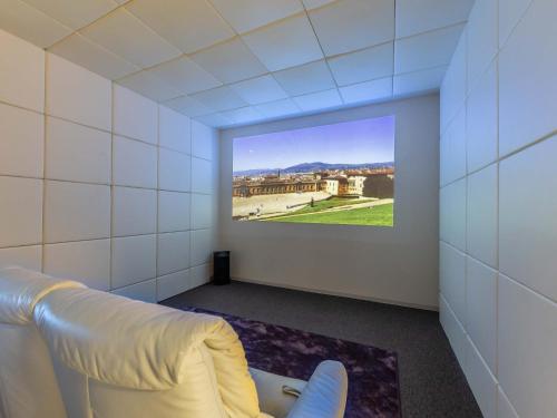 a room with a view of a painting on the wall at HOTEL felice Osaka -伊丹空港- in Toyonaka