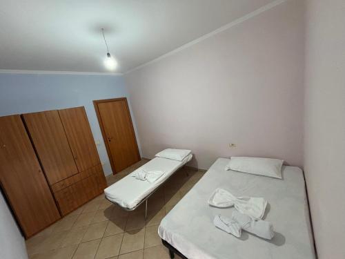 Zimmer mit 2 Betten und einem Holzschrank in der Unterkunft Klea Noel in Orikum