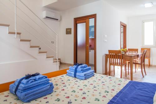ein Schlafzimmer mit einem Bett mit blauen Handtüchern darauf in der Unterkunft Salento Mare Daniela in Santa Maria di Leuca