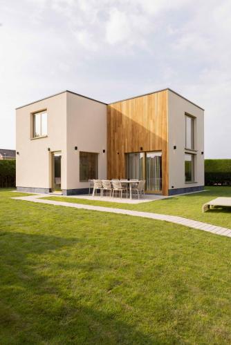 ein modernes Haus mit einem großen Hof in der Unterkunft ElloStays in Middelkerke