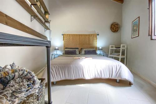 un dormitorio con una cama en una habitación en La Campidanese, en Oristano