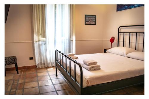Un dormitorio con una cama con toallas. en Ostia Holiday La Spiaggetta, en Lido di Ostia