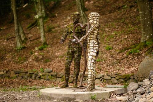 two statues of people standing next to each other at Voevodyno Resort in Tur'ya Pasika