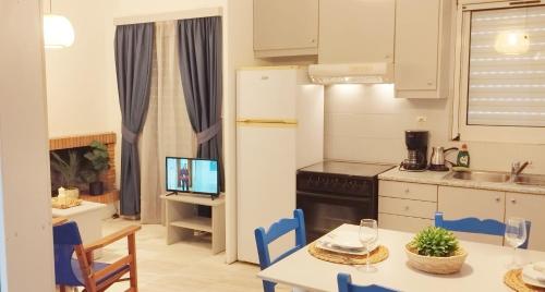KalloniにあるAntissa House in Carpe Diem Villas and Housesのテーブルと椅子のあるキッチンとダイニングルーム