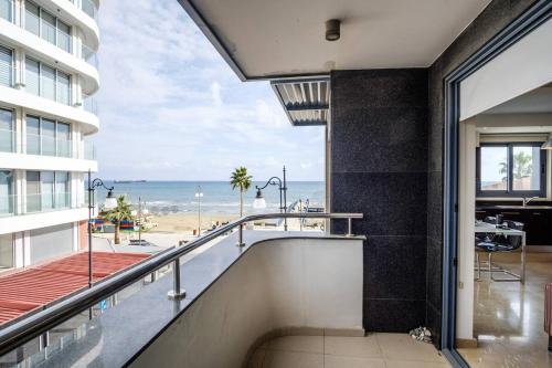 Dios Ponte Finikoudes Beachfront