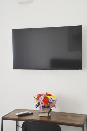 La via maestraにあるテレビまたはエンターテインメントセンター