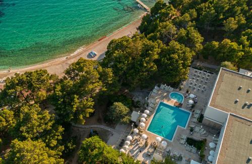 an overhead view of a swimming pool and a beach at Bluesun Hotel Borak in Bol