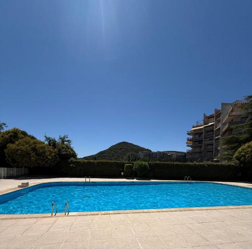 RARE T3 Duplex Appartment Balcony Pool AC GOLF AND BEACH 15 min WALK