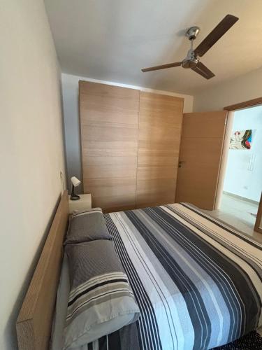 Simons Apartments minutes away from Balluta Bay and St Juliansにあるベッド