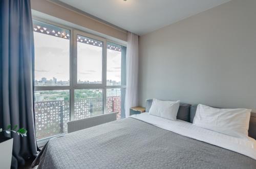 Ένα ή περισσότερα κρεβάτια σε δωμάτιο στο Petrovdom Apartments 16-77b in RC Kvartet, Vasyl Lypkivskyi 16b