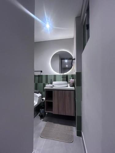 a bathroom with a sink and a mirror at Puesta de Sol! Apartamento in Villavicencio