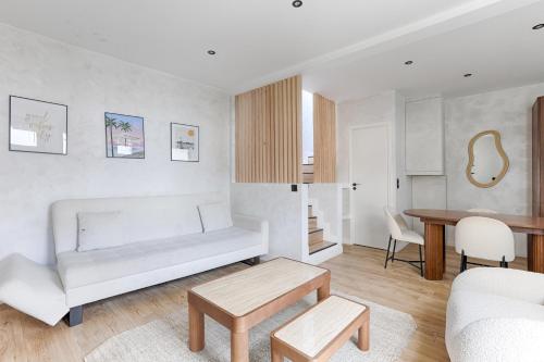 un salon avec un canapé et une table dans l'établissement Maison de charme au coeur de Batignolles, à Paris