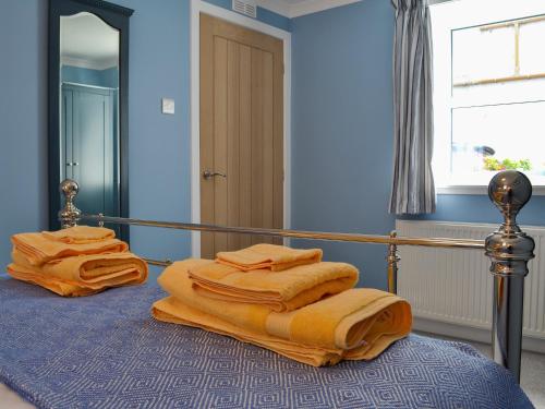Katil atau katil-katil dalam bilik di Three Creeks Cottage