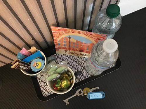 un plateau avec un bol de nourriture et une bouteille d'eau dans l'établissement Chambre Cosy 1, à Montauban