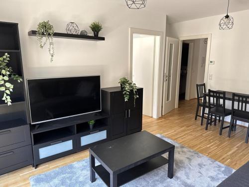 Televisyen dan/atau pusat hiburan di 2BR, Danube, Central, U6 & S-Bahn - Axara Housing BRN 39