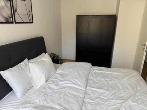 Katil atau katil-katil dalam bilik di 2BR, Danube, Central, U6 & S-Bahn - Axara Housing BRN 39
