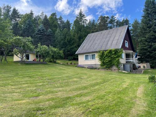 MeegomäeにあるVilla Vähkjärveの広い庭のある畑の家