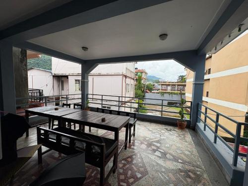 Ein Balkon oder eine Terrasse in der Unterkunft Hotel Shera Pokhara