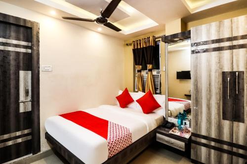 a bedroom with two beds and a mirror at Hotel O Kuber Residency in Kolkata