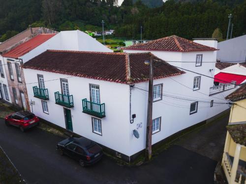 an overhead view of a white building with cars parked in front at A Vista dos Verdes in Furnas