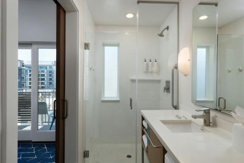 Ein Badezimmer in der Unterkunft SpringHill Suites by Marriott Oceanside Beach