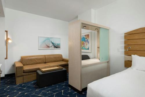 Ein Bett oder Betten in einem Zimmer der Unterkunft SpringHill Suites by Marriott Oceanside Beach