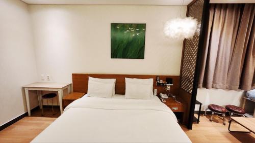 Giường trong phòng chung tại Polo Tourist Hotel