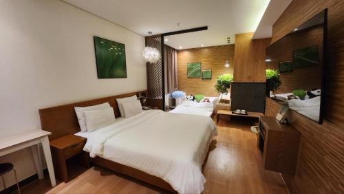 Giường trong phòng chung tại Polo Tourist Hotel