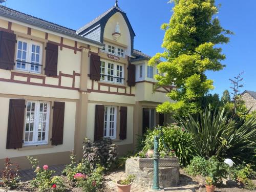 ein Haus mit einem Baum davor in der Unterkunft Holiday Home Tytisa N-2 by Interhome in Barneville-Carteret