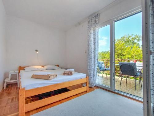 ニヴィーチェにあるApartment Martina by Interhomeのベッドとバルコニーのある寝室