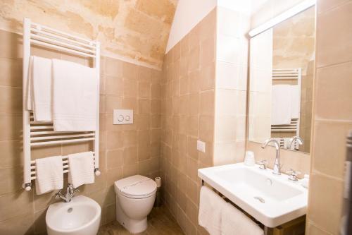 マテーラにあるIl Vialetto Nei Sassi 2のバスルーム(トイレ、洗面台、鏡付)