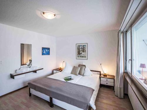 Postel nebo postele na pokoji v ubytování Apartment Chesa Ova Cotschna 606 by Interhome