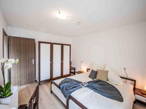 Ένα ή περισσότερα κρεβάτια σε δωμάτιο στο Apartment Chesa Ova Cotschna 606 by Interhome