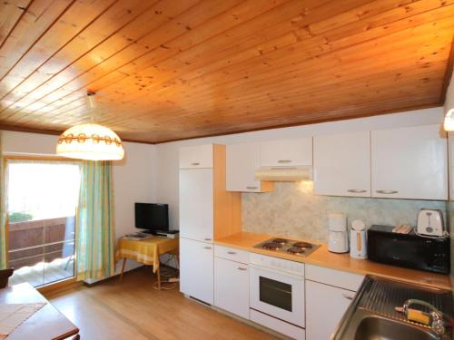 Kuchyňa alebo kuchynka v ubytovaní Apartment Jägerhof-2 by Interhome