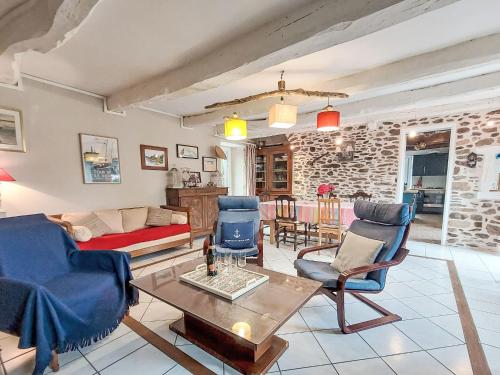 un salon avec des chaises bleues et une table dans l'établissement Holiday Home Les Agapanthes by Interhome, à Languenan