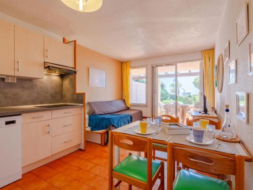 une cuisine et un salon avec une table et des chaises dans l'établissement Apartment Les Coteaux de la Nartelle-18 by Interhome, à Sainte-Maxime