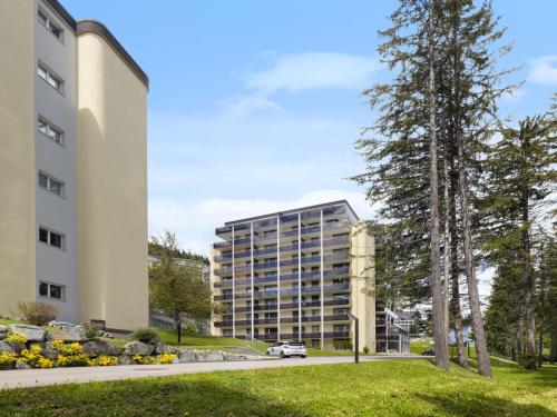 a building with a car parked in front of it at Apartment Allod Park Haus C 404 by Interhome in Davos