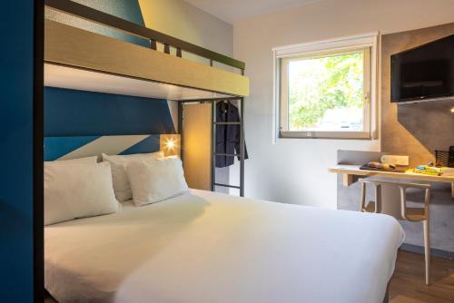 a bedroom with a bed and a bunk bed at ibis budget Bourg en Bresse in Bourg-en-Bresse