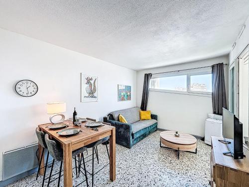 un salon avec une table et un canapé dans l'établissement Apartment La Tour Fenestrelle by Interhome, à La Grande Motte