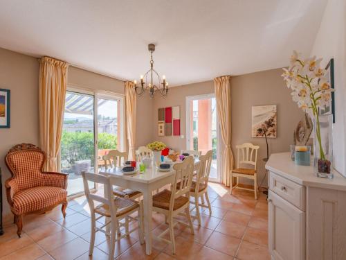 une cuisine et une salle à manger avec une table et des chaises dans l'établissement Holiday Home Le Mas d'Esquière 5 by Interhome, aux Issambres
