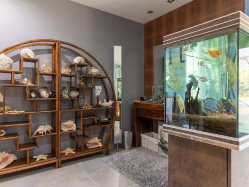 une pièce avec un aquarium et une vitrine dans l'établissement Holiday Home Un petit coin de paradis by Interhome, à Châteaurenard